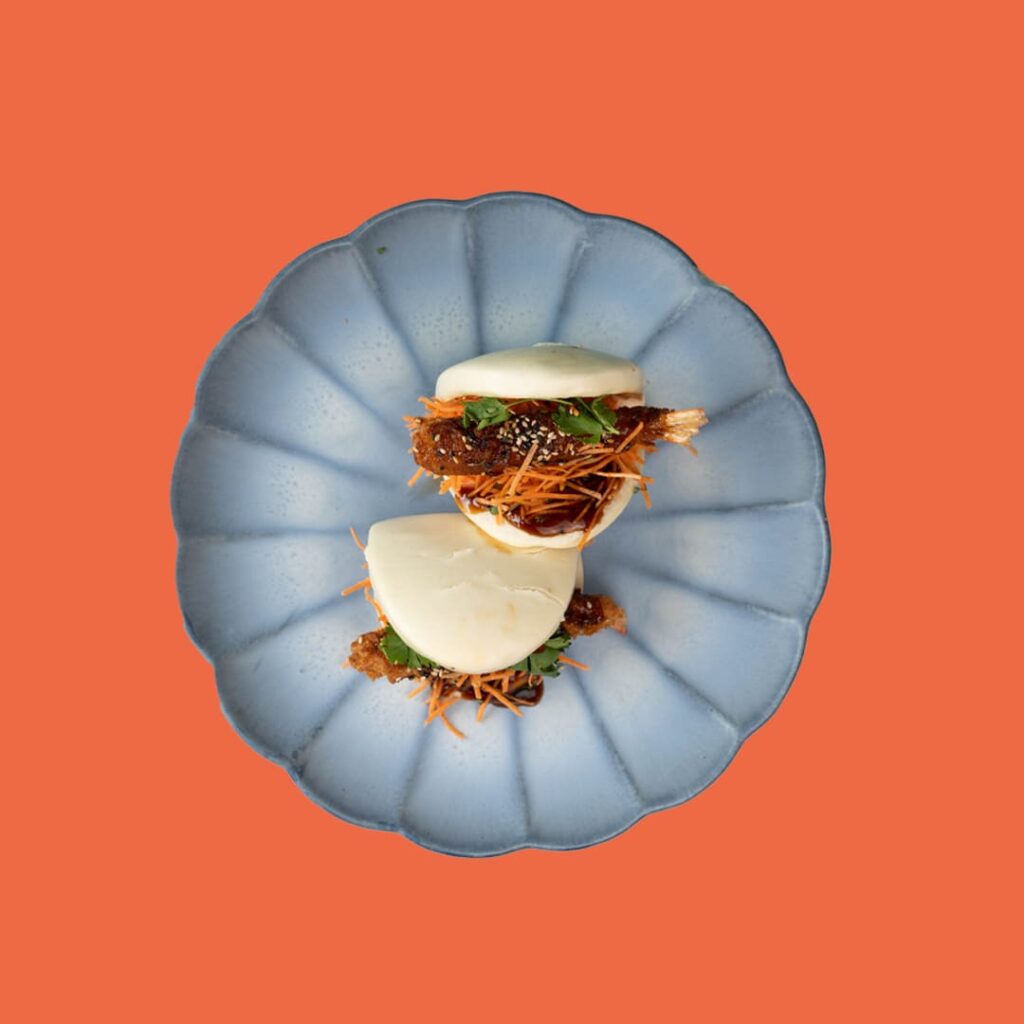 Bao burger moelleux garni de crevettes, légumes croquants et sauce maison - une spécialité de Tastyrice