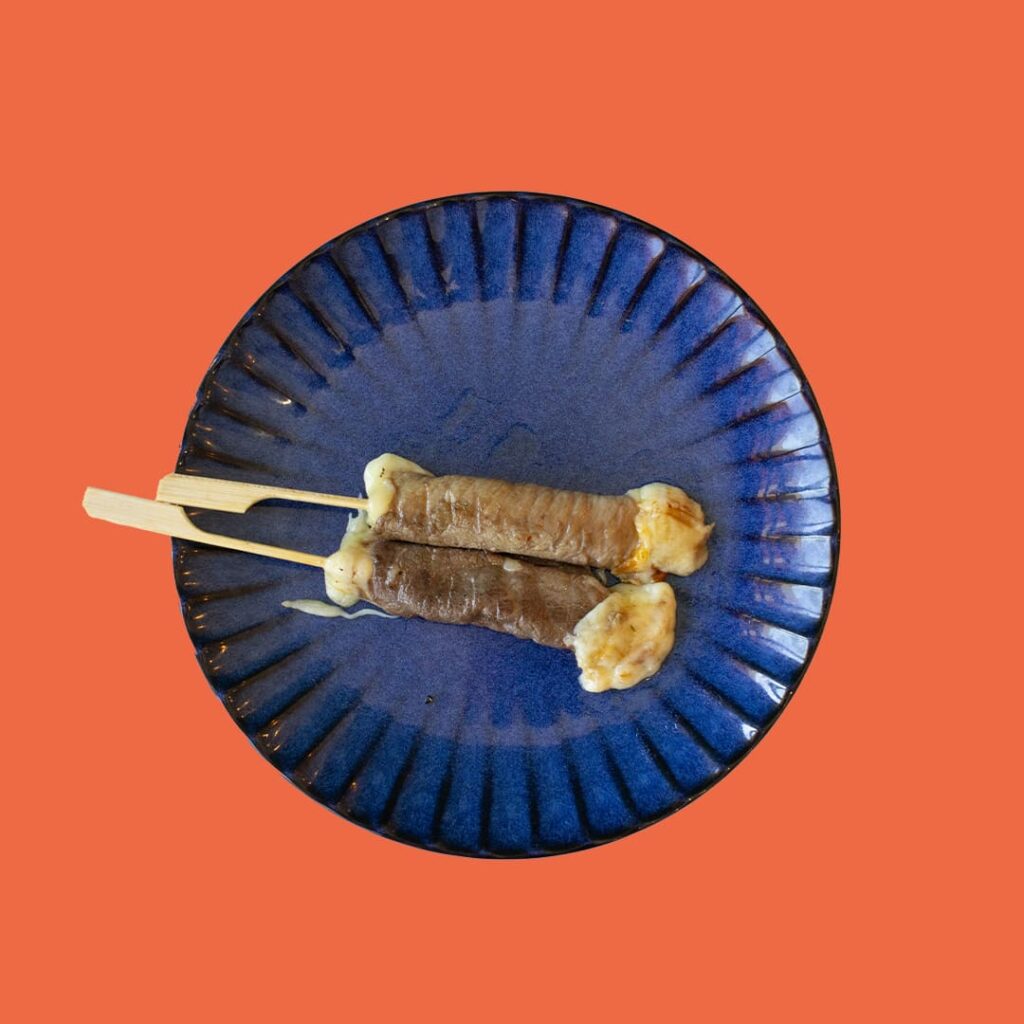 Brochette de bœuf et fromage fondant, grillée à la perfection - spécialité japonaise de Tastyrice - entrées japonaises