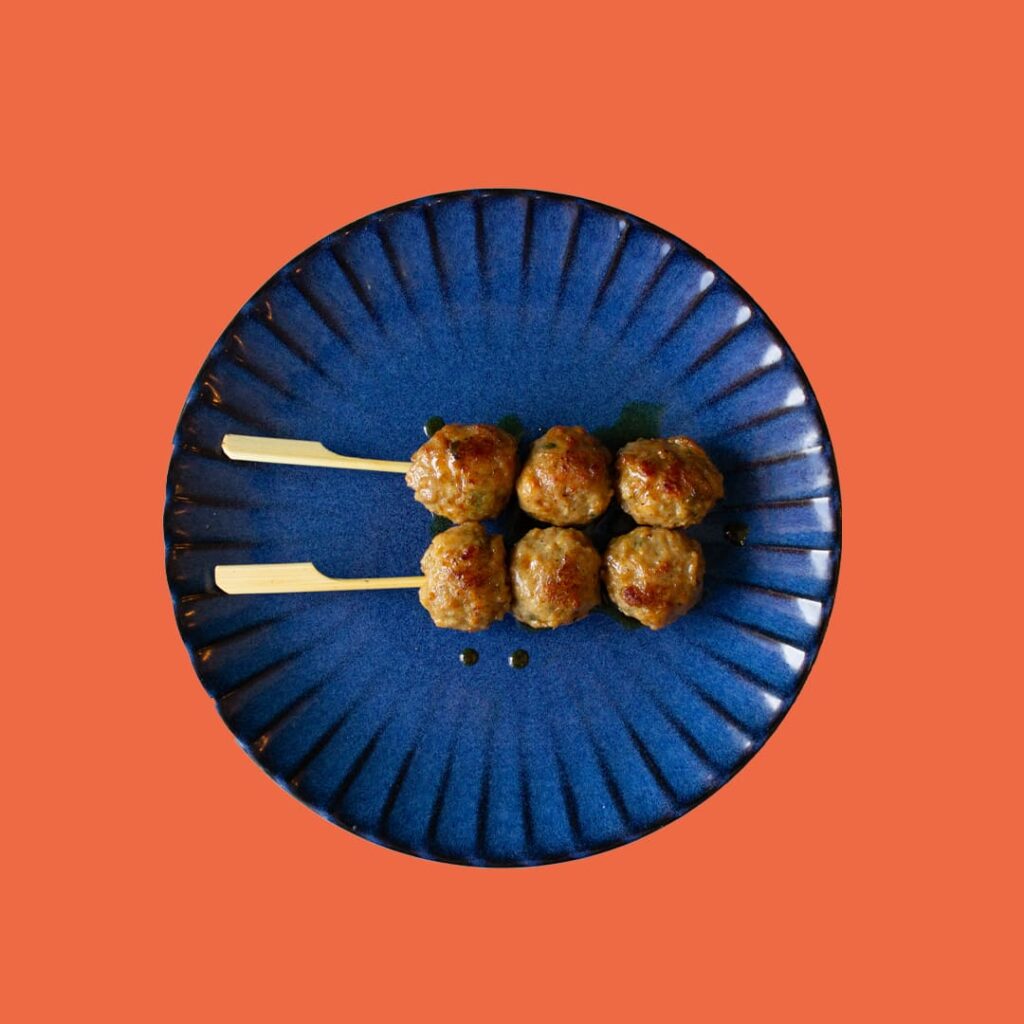 Brochette de boulettes de poulet tendre - une création de Tastyrice - entrées japonaises