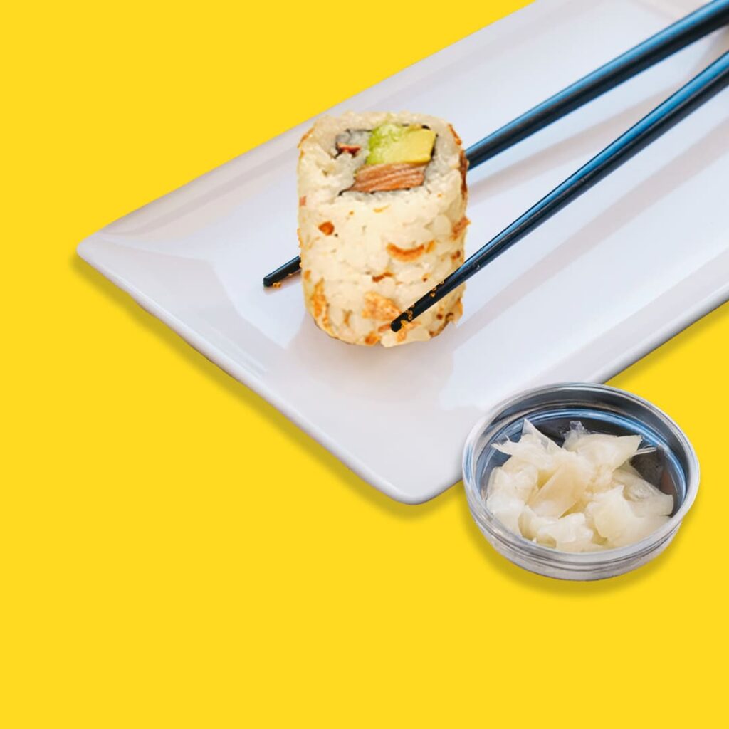 California roll avec saumon frais, oignons frits croustillants et sésame grillé - une création halal de Tastyrice.