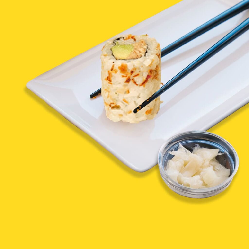 California roll avec thon cuit mayonnaise, oignons frits croustillants et sésame grillé - spécialité halal de Tastyrice.