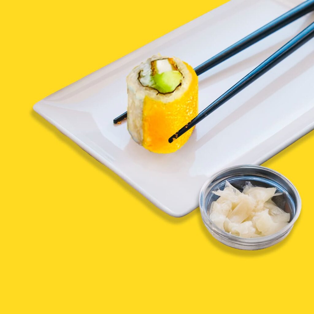 California roll avec poulet croustillant, mangue sucrée et sauce maison - une création exotique halal de Tastyrice.