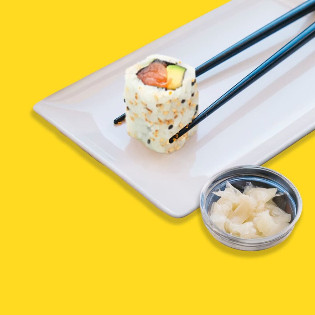 California roll avec saumon frais, avocat crémeux et sésame grillé - une spécialité halal de Tastyrice.