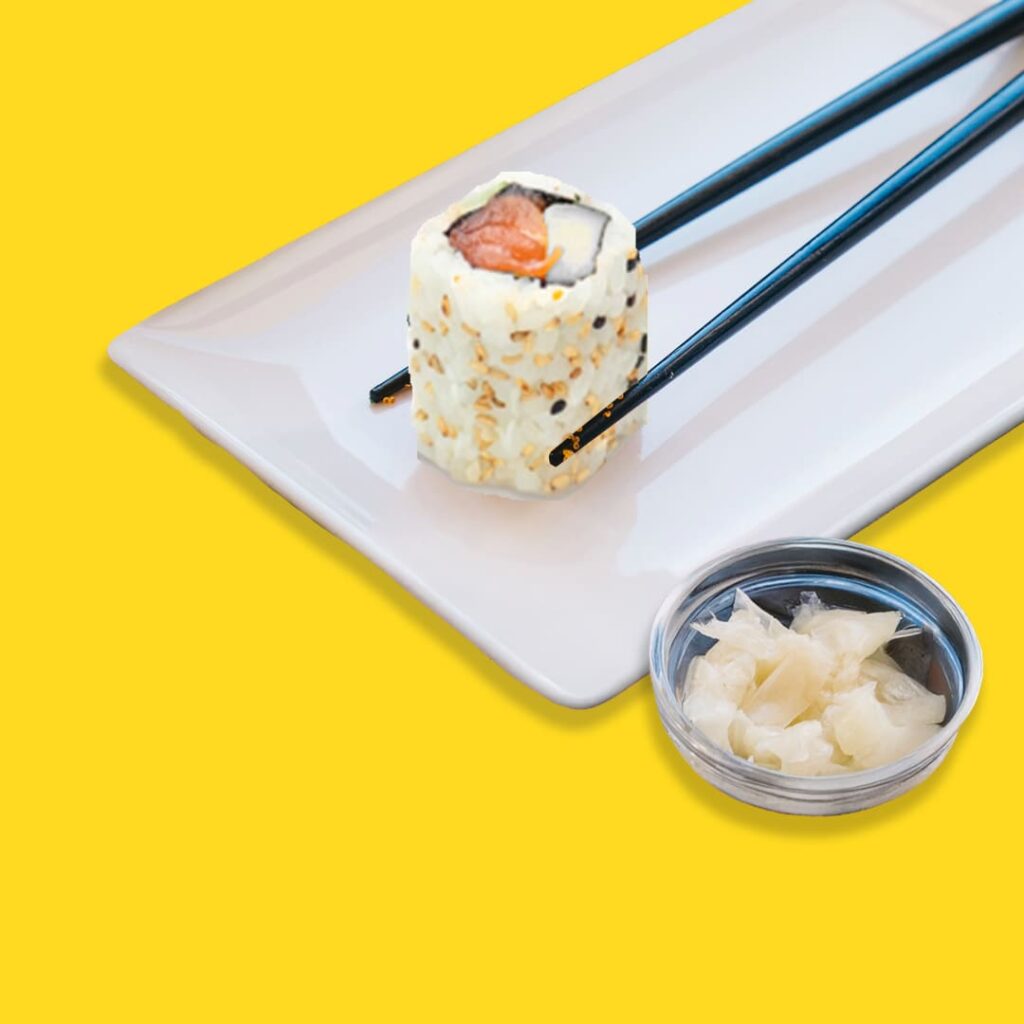 California roll avec saumon frais, cream cheese et sésame grillé - une spécialité halal de Tastyrice.