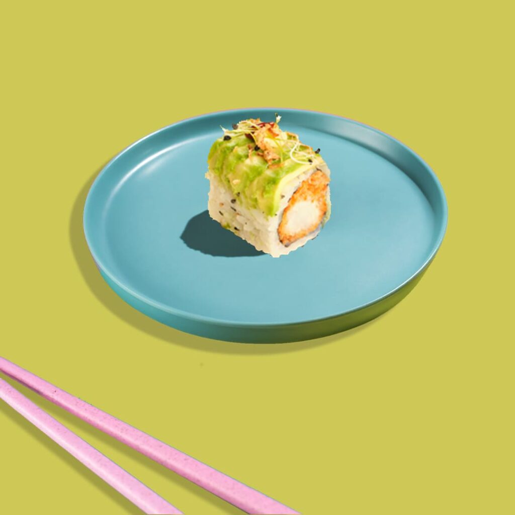 Roll avec saumon cuit, crevettes croustillantes, avocat et oignons frits - spécialité asiatique de Tastyrice.