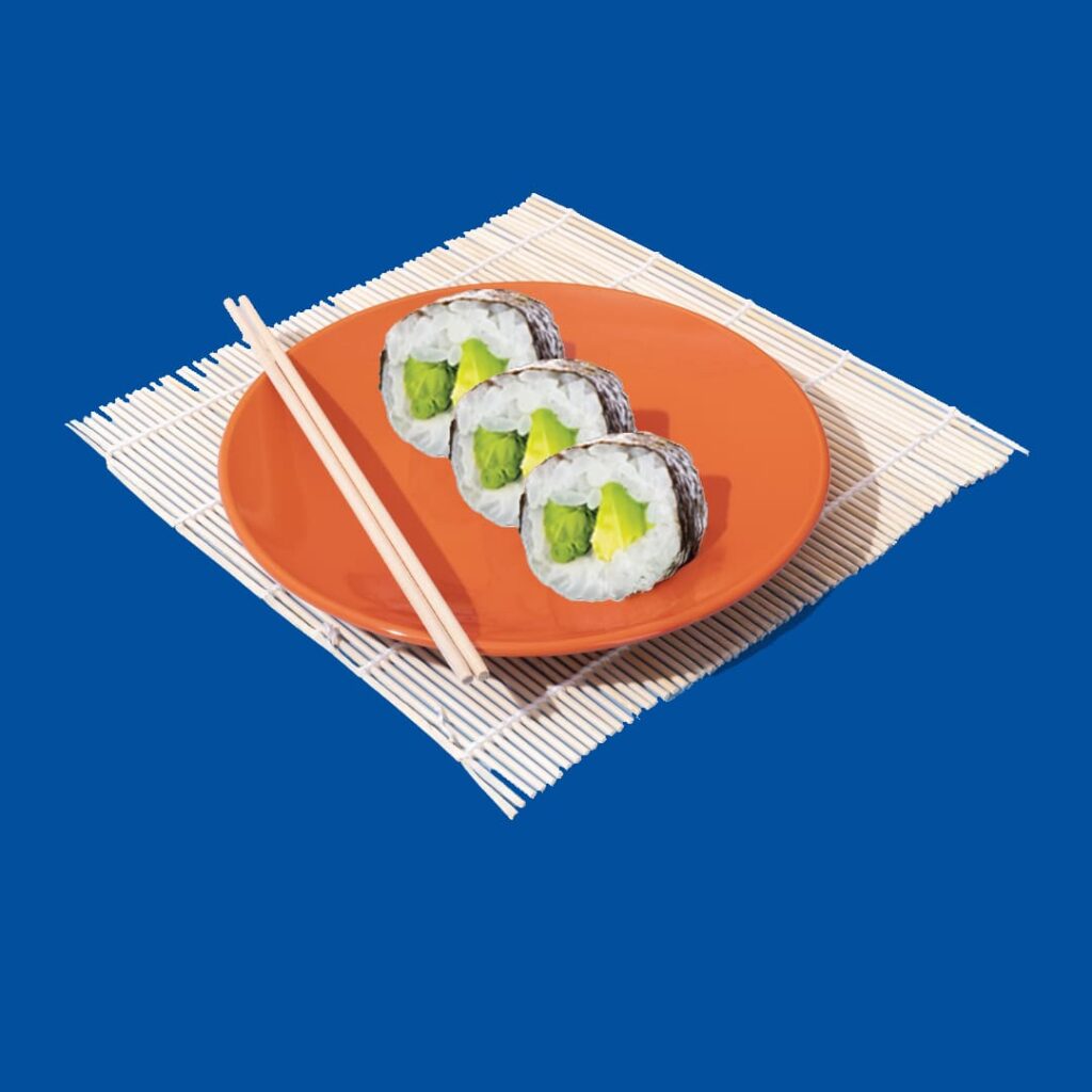 Maki classique avec avocat crémeux, roulé dans du riz et une feuille d'algue - une spécialité végétarienne et halal de Tastyrice.