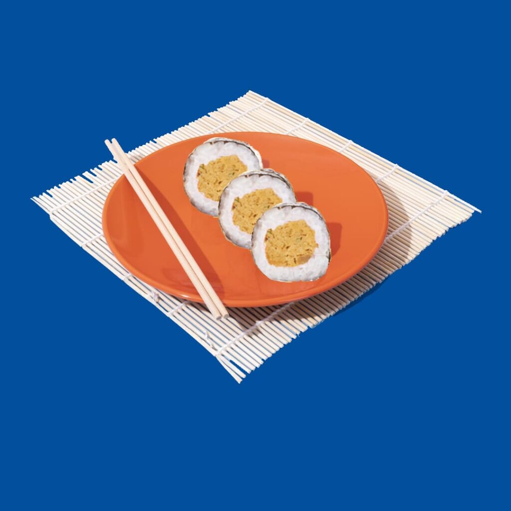 Maki classique avec thon cuit et mayonnaise, enveloppé dans du riz et une feuille d'algue - spécialité gourmande et halal de Tastyrice.