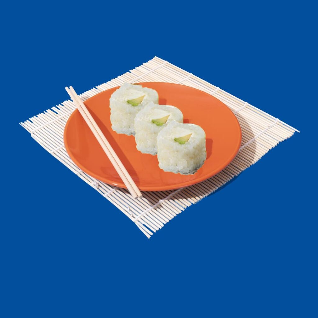 Maki white avec avocat crémeux, roulé dans une feuille de soja blanche - une option végétarienne élégante de Tastyrice.