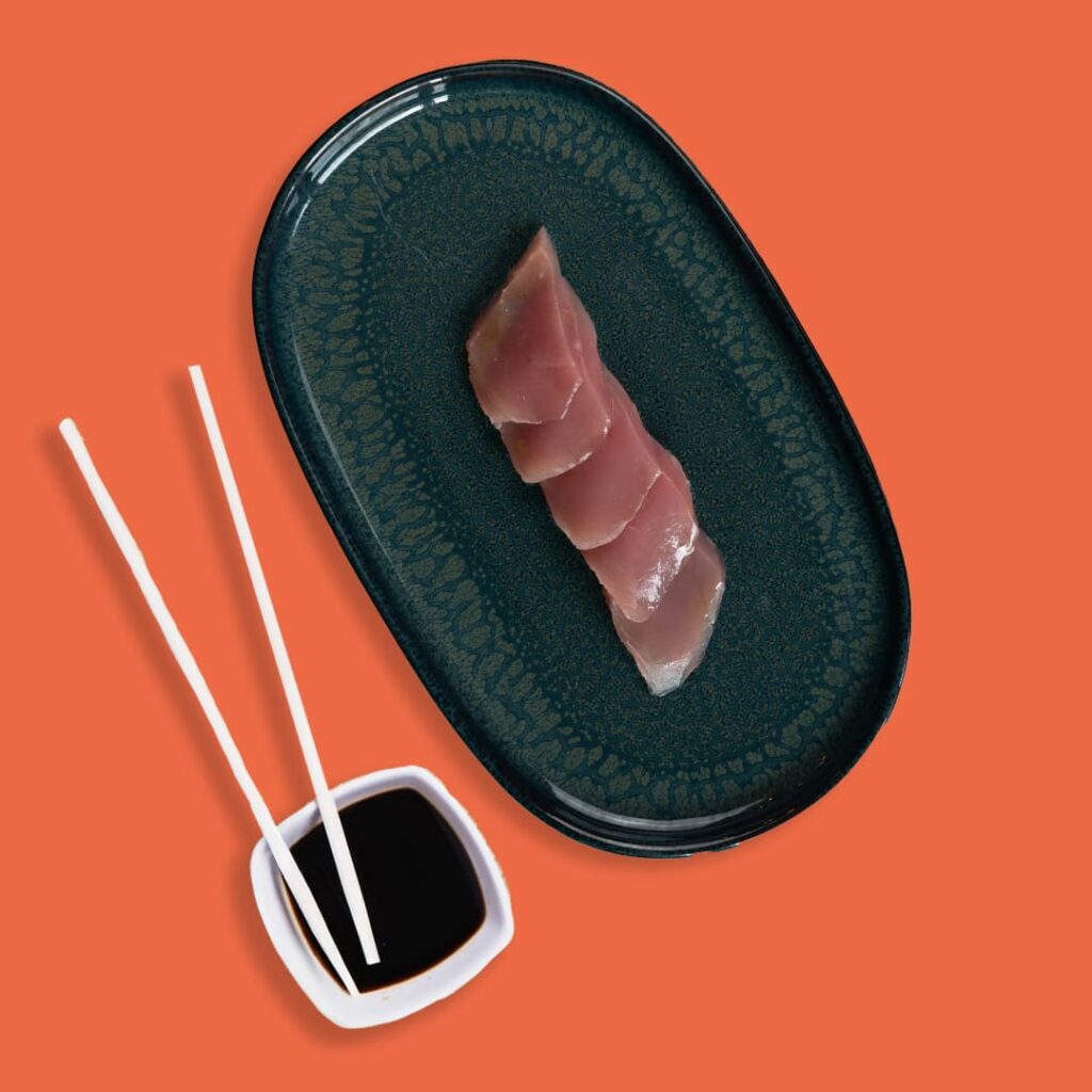 Sashimi de thon rouge frais coupé en tranches délicates, spécialité halal - Tastyrice.