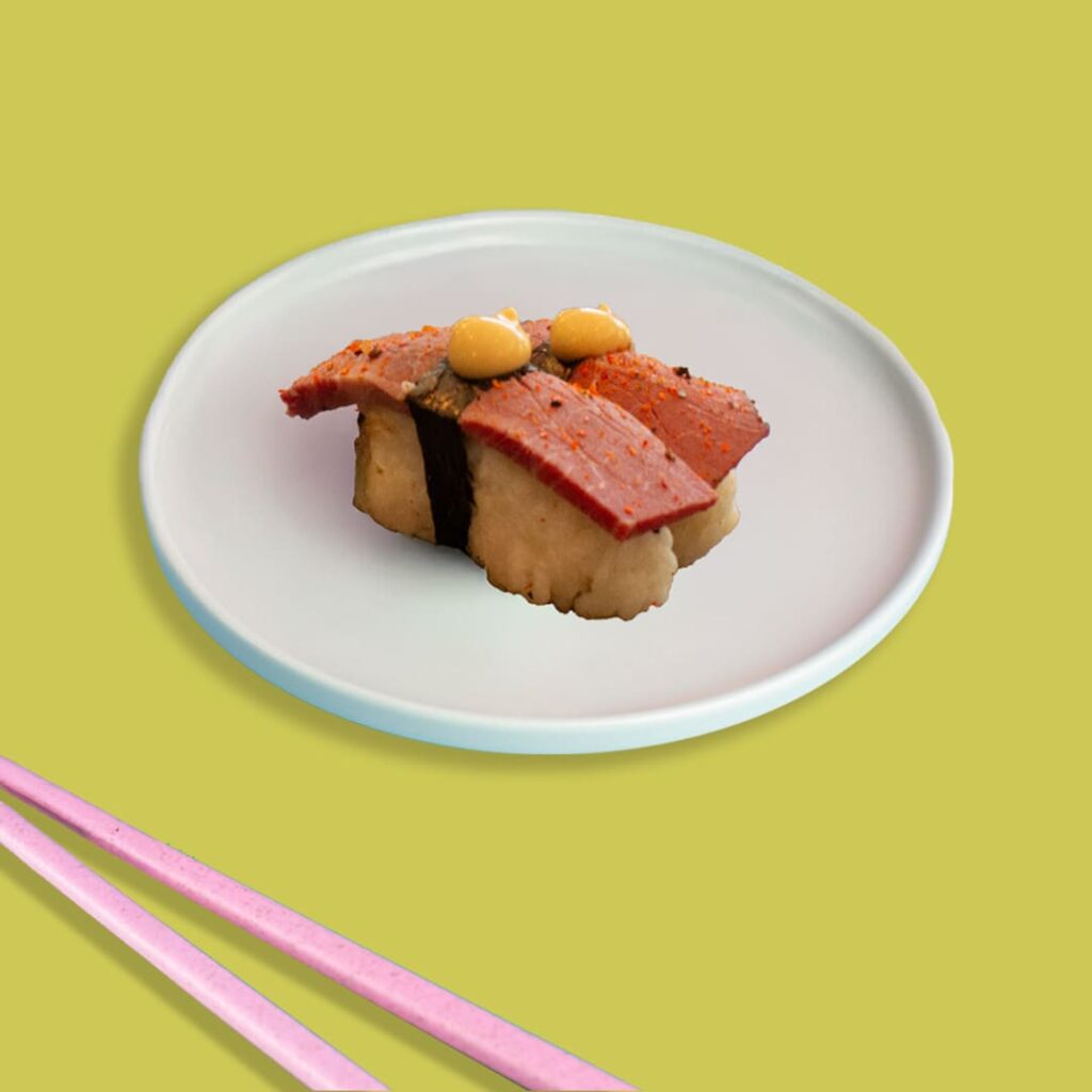 Sushi au bœuf flambé, garni de sauce maison pour une expérience gastronomique unique - une création de Tastyrice.