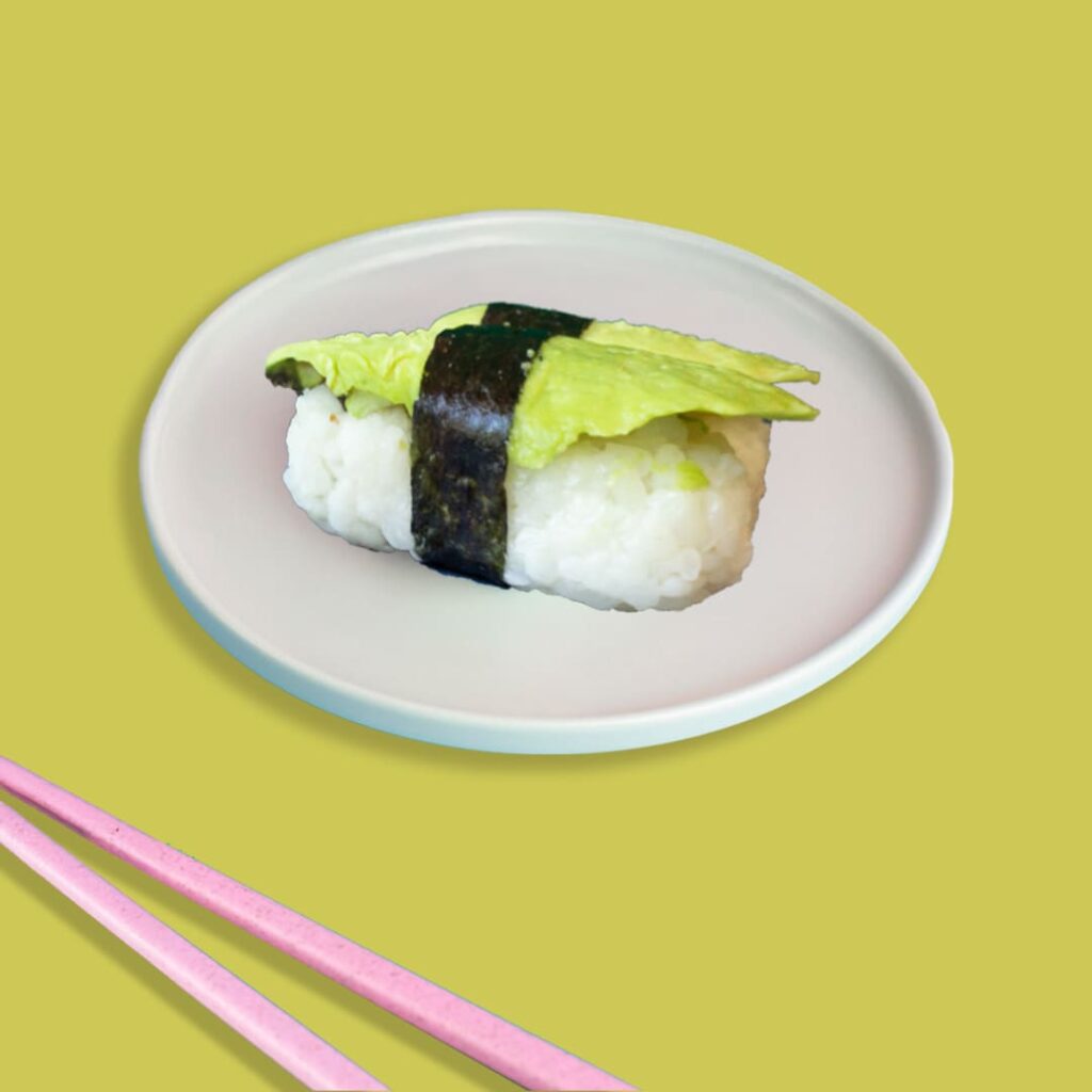 Sushi au cream cheese et avocat, une option végétarienne et halal délicieuse de Tastyrice.