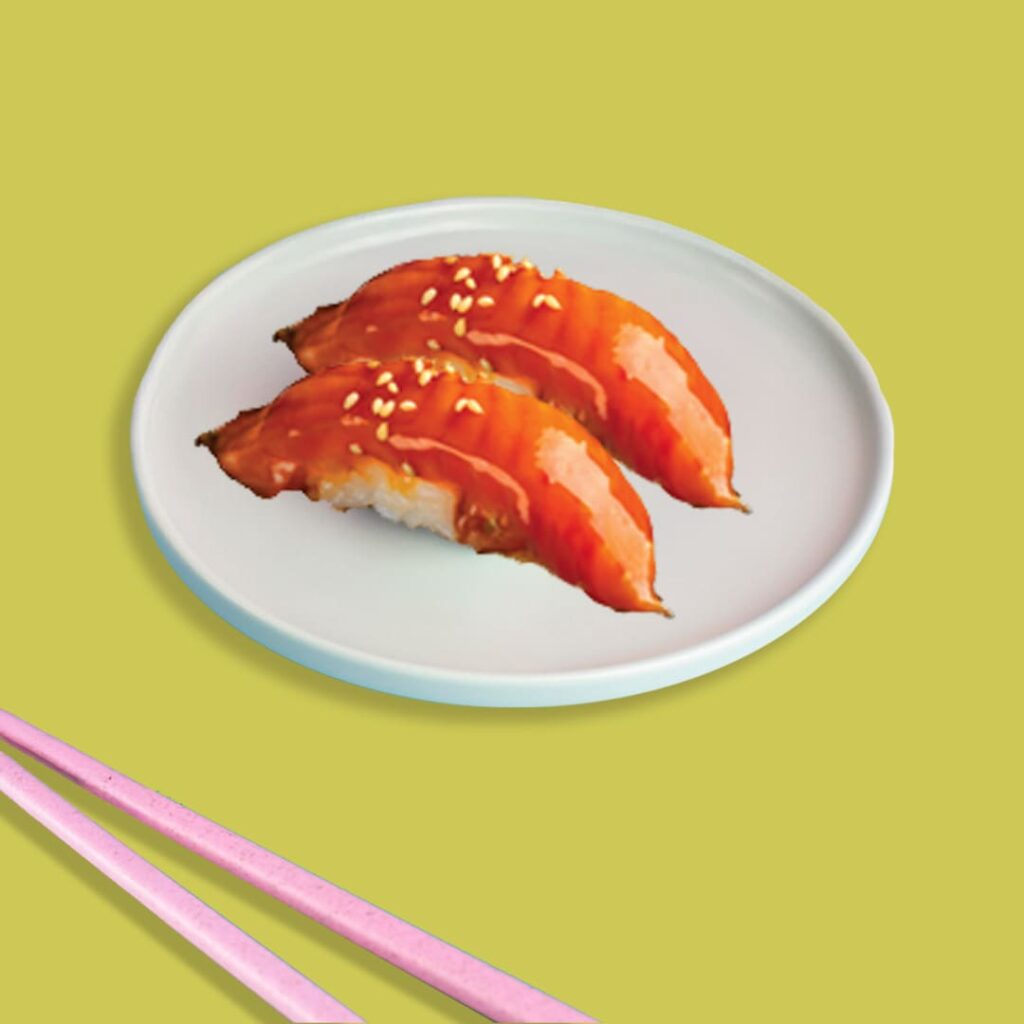 Sushi au saumon nappé de sauce teriyaki, garni de sésame grillé - une spécialité halal de Tastyrice.