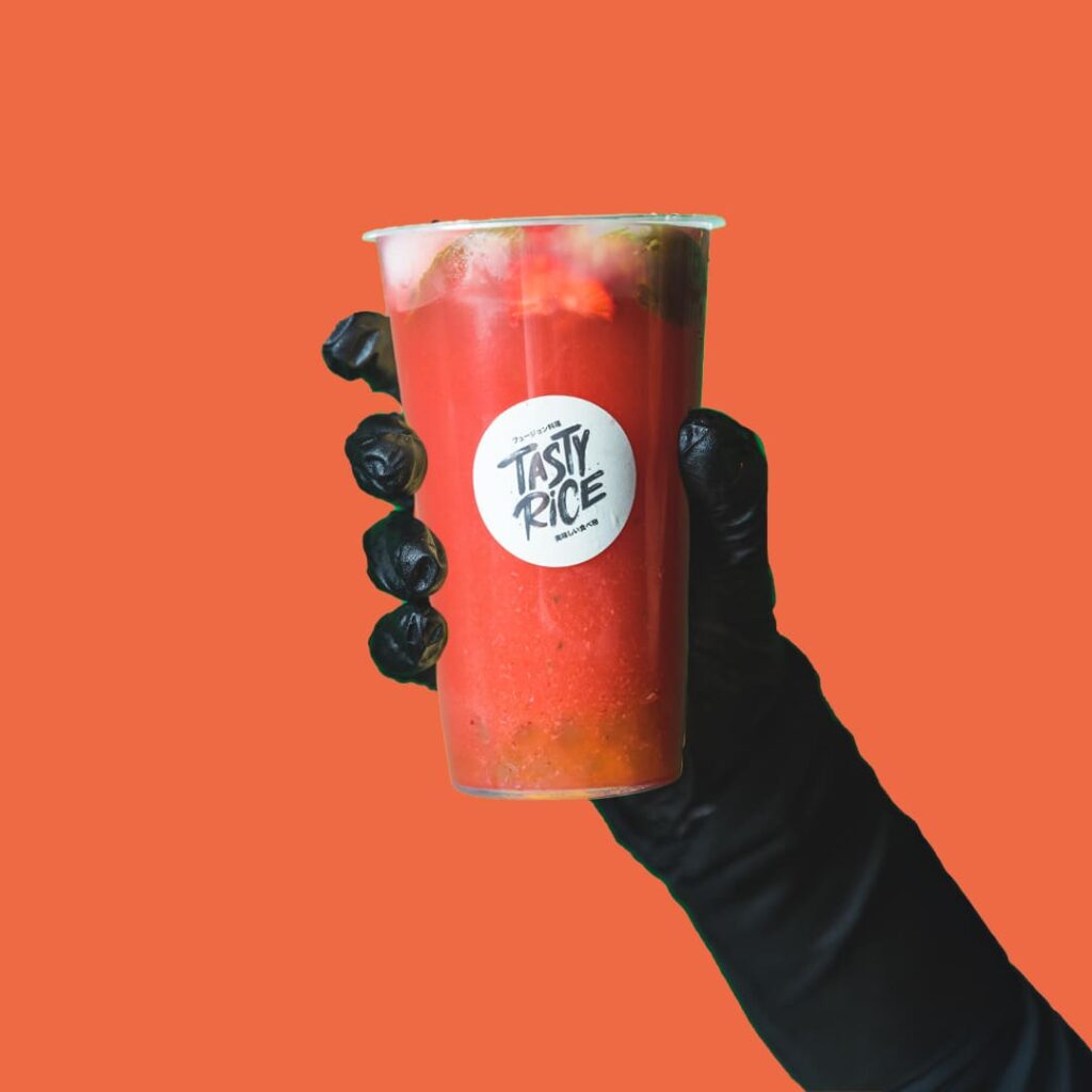 Tea fraise : un thé glacé fruité et rafraîchissant, infusé avec des saveurs naturelles de fraise - Tastyrice.